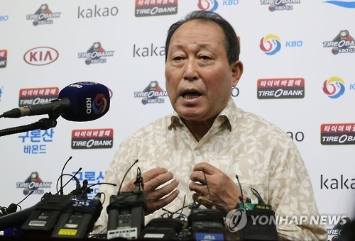 Kim In-sik, manager of the South Korean national baseball team, speaks at a press conference in Seoul on Sept. 5, 2016. (Yonhap)