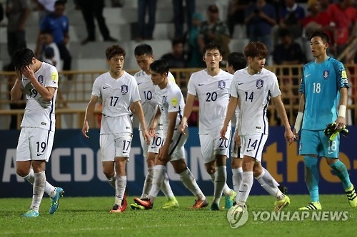 South Korean players walk off the field after a scoreless draw with Syria in their Asian World Cup qualifying match at Tuanku Abdul Rahman Stadium in Seremban, Malaysia, on Sept. 6, 2016. (Yonhap)