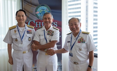 South Korea's Vice Chairman of the Joint Chiefs of Staff, Vice Adm. Um Hyun Seong (L), poses for a photo with U.S. Pacific Commander Adm. Harry Harris Jr. (C) and Japan Self Defense Forces Chief of Staff, Adm. Katsutoshi Kawano during a trilateral meeting in Manila on Sept. 6. (photo courtesy of PACOM)
