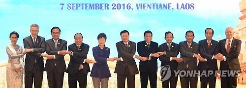 President Park Geun-hye (5th from L) and the leaders of the Association of Southeast Asian Nations (ASEAN) pose for a photo during the South Korea-ASEAN summit in the Laotian capital of Vientiane on Sept. 7, 2016. (Yonhap)