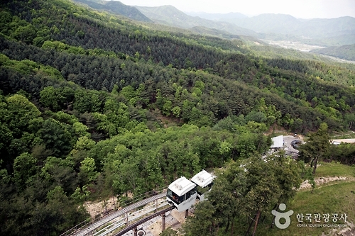 (Yonhap Feature) Muju's cool valley, mountain, fireflies make for ideal summer getaway