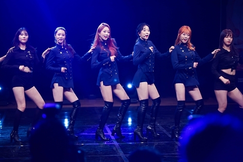In this photo provided by Happyface Entertainment, South Korean girl group Dal Shabet perform at a media showcase for its 10th EP "Fri.Sat.Sun" that was held in eastern Seoul on Sept. 28, 2016. (Yonhap)