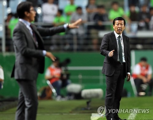 Jeonbuk Hyundai Motors head coach Choi Kang-hee (R) and FC Seoul head coach Hwang Sun-hong give directions to their players during the first leg of the Asian Football Confederation Champions League semifinal at Jeonju World Cup Stadium in Jeonju, North Jeolla Province, on Sept. 28, 2016. (Yonhap)