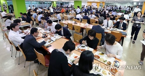 This photo, taken on Sept. 28, 2016, shows employees of the National Assembly, packing the cafeteria inside the legislature's main building in Seoul. Many of them opted to eat there as an anti-graft act took effect on that day. (Yonhap).