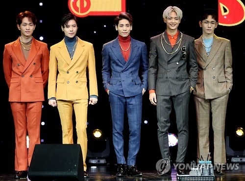 From L: SHINee members Onew, Taemin, Jonghyun, Minho and Key pose at the media showcase of its fifth and latest full-length album "1 of 1" in southeastern Seoul on Oct. 4, 2016. (Yonhap)