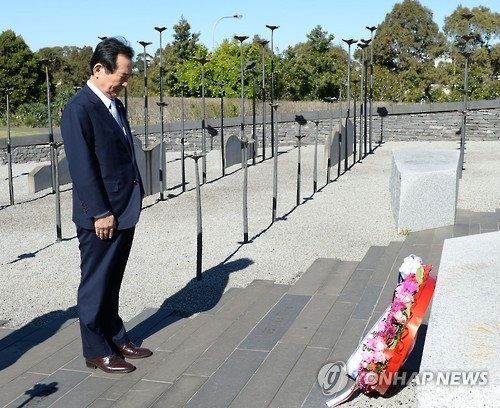 National Assembly Speaker Chung Sye-kyun pay condolences to Australian soldiers who fought for the South during the 1950-53 Korean War in Sydney, Australia, on Oct. 5, 2016. (Yonhap)