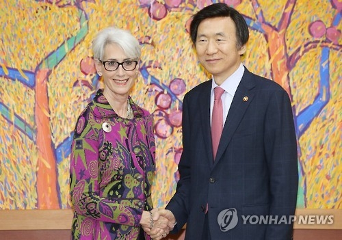 (LEAD) Foreign Minister Yun holds talks with Clinton camp's diplomacy advisor Sherman - 1