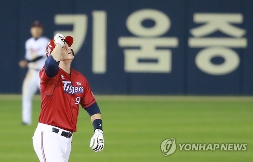 Brett Pill of the Kia Tigers looks toward the sky after hitting a double against the LG Twins in their Korea Baseball Organization wild card game at Jamsil Stadium in Seoul on Oct. 10, 2016. (Yonhap)