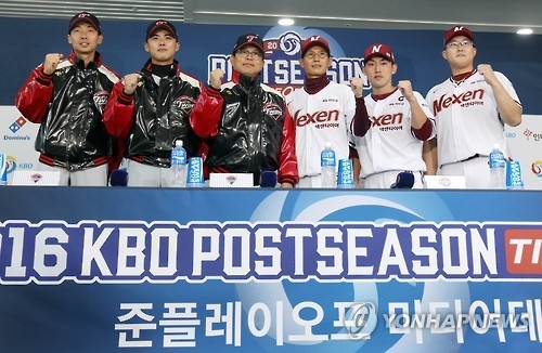 Yang Sang-moon, Ryu Jae-kuk and Park Yong-Taik, Mar 28, 2016 : South Korean  baseball team LG Twins' manager Yang Sang-moon (C), pitcher Ryu Jae-kuk (L)  and outfielder Park Yong-Taik pose during a