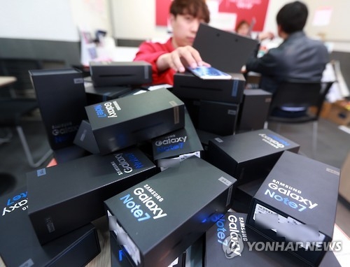 An employee prepares boxes of Galaxy Note 7s for their return to Samsung Electronics at a mobile carrier outlet in Seoul on Oct. 12, 2016. (Yonhap)