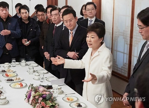 Suspended President Park Geun-hye speaks during the New Year's meeting with reporters at the presidential office Cheong Wa Dae in Seoul on Jan. 1, 2017, in this photo provided by the presidential office. (Yonhap)