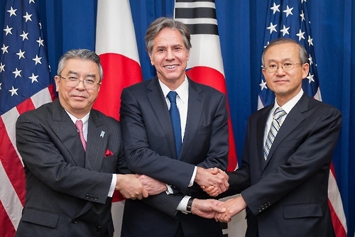 South Korean Vice Minister Lim Sung-nam (R), U.S. Deputy Secretary of State Antony Blinken (C) and Japanese Vice Foreign Minister Shinsuke Sugiyama pose for a photo during a trilateral meeting in Washington on Jan. 5, 2017. (Photo from State Department website) (Yonhap)