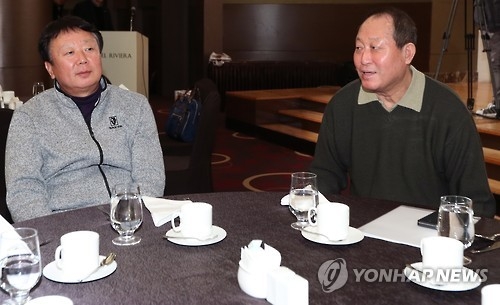 South Korean national baseball team manager Kim In-sik (R) and pitching coach Sun Dong-yol attend the team's preliminary meeting ahead of the World Baseball Classic in Seoul on Jan. 11, 2017. (Yonhap)