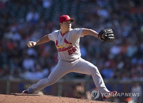 In this Associated Press file photo taken on Sept. 18, 2016, Oh Seung-hwan of the St. Louis Cardinals throws a pitch against the San Francisco Giants in San Francisco. (Yonhap)