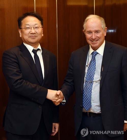 South Korea's Finance Minister Yoo Il-ho (L) shakes hands with Blackstone Group CEO Stephen Schwarzman in New York on Jan. 10, 2017 (U.S. time). (Courtesy of the Ministry of Strategy and Finance) (Yonhap)