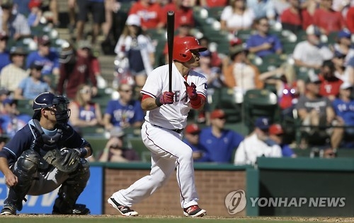 In this Associated Press file photo taken on Oct. 2, 2016, Choo Shin-soo of the Texas Rangers singles against the Tampa Bay Rays at Globe Life Park in Arlington, Texas. (Yonhap)
