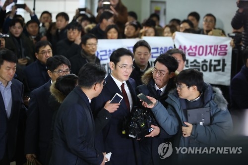 (2nd LD) Samsung heir questioned as bribery suspect in influence-peddling scandal