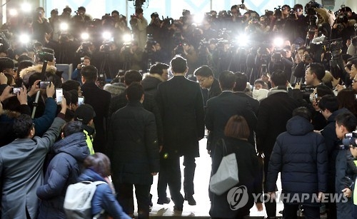 Samsung's heir apparent Lee Jae-yong (C) arrives at the office of the special investigation team in Seoul on Jan. 12, 2017, to undergo questioning. The country's largest conglomerate has been implicated in an influence-peddling scandal that has led to President Park Geun-hye's impeachment. (Yonhap)