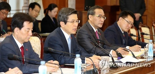 Acting President and Prime Minister Hwang Kyo-ahn (2nd from L) speaks during a regular meeting of Cabinet ministers on state affairs at the central government complex in Seoul on Jan. 12, 2017. (Yonhap)