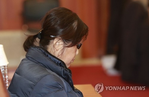 Choi Soon-sil is seated inside the Constitutional Court in Seoul ahead of the fifth hearing of President Park Geun-hye's impeachment trial on Jan. 16, 2017. (Yonhap)