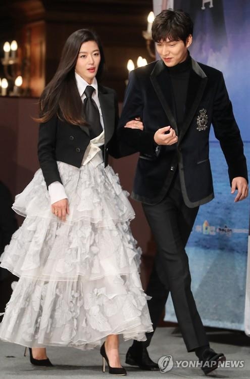 In this file photo, Lee Min-ho (R) and Jeon Ji-hyun from the drama "The Legend Of The Blue Sea" enter a publicity event in Seoul on Nov. 14, 2016. (Yonhap)