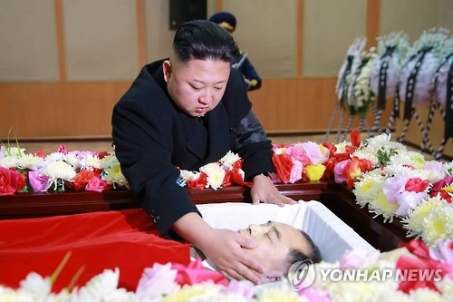 (LEAD) N.K. leader visits funeral altar to mourn aviation body's head - 1
