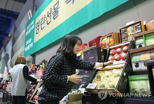 Lunar New Year gift market dampened by tight budget, anti-corruption law