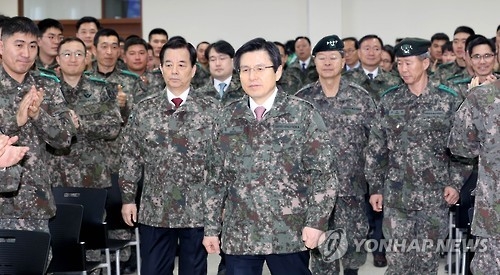 South Korea's Acting President and Prime Minister Hwang Kyo-ahn (C) visits the Korea Army Training Center in Nonsan, 213 kilometers south of Seoul, as part of efforts to ensure the military's security readiness on Jan. 24, 2017. (Yonhap)