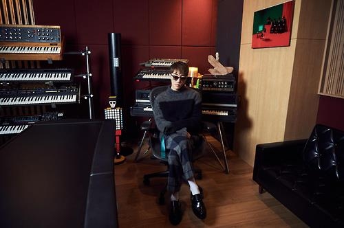 Singer-songwriter Zion.T poses for the camera in this photo provided by YG Entertainment. He released his second studio album "OO" on Feb. 1, 2017 (Yonhap) 