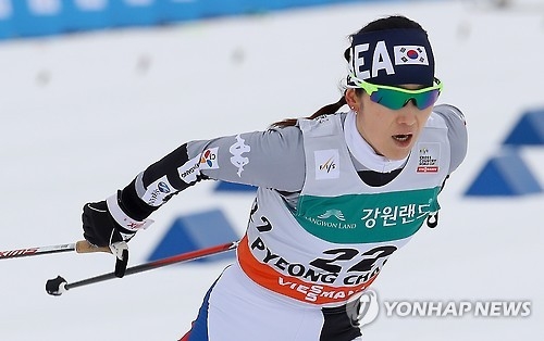 South Korean cross-country skier Lee Chae-won competes in the women's 15km skiathlon event at the FIS Cross-Country World Cup in PyeongChang, Gangwon Province, on Feb. 4, 2017. (Yonhap)