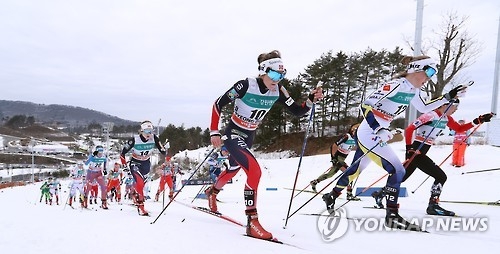 Cross-country skiers compete in the women's skiathlon event at the FIS Cross-Country World Cup in PyeongChang, Gangwon Province, on Feb. 4, 2017. (Yonhap)