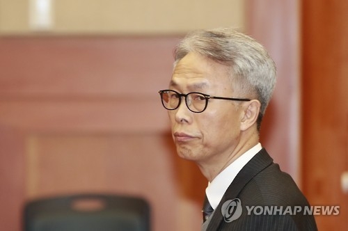 Jeong Hyun-sik, former secretary-general of K-Sports Foundation, looks around inside a courtroom at the Constitutional Court in Seoul on Feb. 7, 2017. (Yonhap)