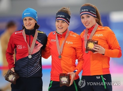 Ireen Wust of the Netherlands (C), the gold medalist in the women's 3,000m at the International Skating Union World Single Distances Speed Skating Championships at Gangneung Oval in Gangneung, Gangwon Province, is flanked by silver medalist Martina Sablikova of the Czech Republic (L) and Antoinette de Jong of the Netherlands on the podium on Feb. 9, 2017. (Yonhap)