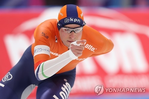 Sven Kramer of the Netherlands competes in the men's 5,000m at the International Skating Union World Single Distances Speed Skating Championships at Gangneung Oval in Gangneung, Gangwon Province, on Feb. 9, 2017. (Yonhap)