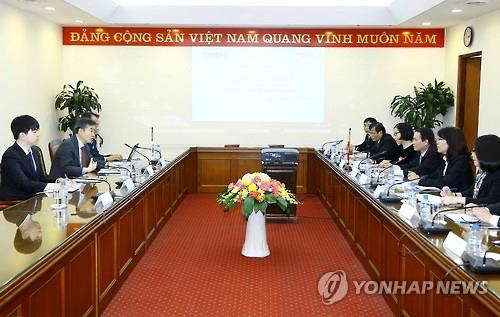 Park No-hwang (2nd from L), president and CEO of Yonhap News Agency, discusses news exchange cooperation with the management of Vietnam News Agency (VNA) at the VNA headquarters in Hanoi on Feb. 9, 2017. (VNA-Yonhap)