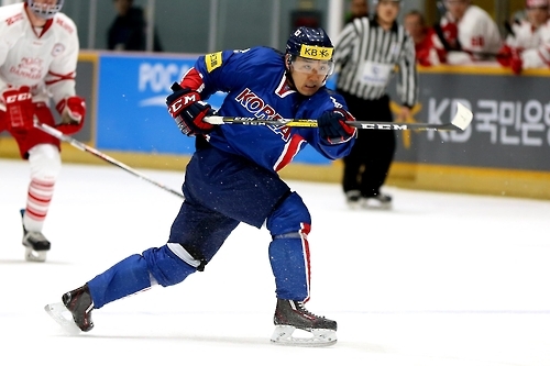 S. Korea defeats Denmark at hockey tourney at home