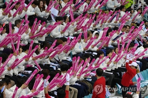 South Korean fans cheer on North Korea against Australia during the International Ice Hockey Federation (IIHF) Women's World Championship Division II Group A at Gangneung Hockey Centre in Gangneung, Gangwon Province, on April 2, 2017. (Yonhap)