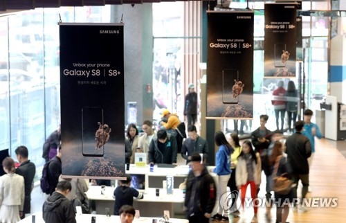Visitors test Samsung Electronics Co.'s Galaxy S8 smartphones at one of the company's shops in Seoul in this photo taken on April 2, 2017. (Yonhap)