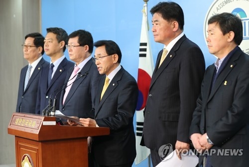Members of the Democratic Party's committee on the THAAD issue hold a news conference in Seoul in this file photo taken on March 20, 2017. (Yonhap)