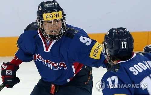 South Korean forward Park Jong-ah (L) celebrates her goal against Britain with her teammate Han Soo-jin at the International Ice Hockey Federation Women's World Championship Division II Group A at Kwandong Hockey Centre in Gangneung, Gangwon Province, on April 3, 2017. (Yonhap)