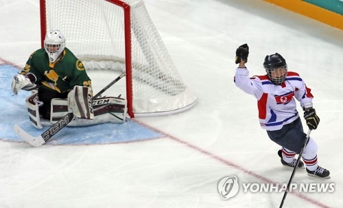 Kim Un-hyang of North Korea celebrates a goal past Michelle Coonan of Australia at the International Ice Hockey Federation Women's World Championship Division II Group A at Gangwon Hockey Centre in Gangneung, Gangwon Province, on April 2, 2017. (Yonhap)