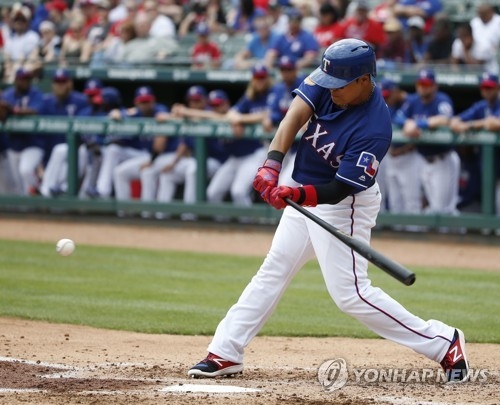 In this Associated Press photo taken on April 1, 2017, Choo Shin-soo of the Texas Rangers gets an RBI hit against the Kansas City Royals in a preseason baseball game in Arlington, Texas. (Yonhap)
