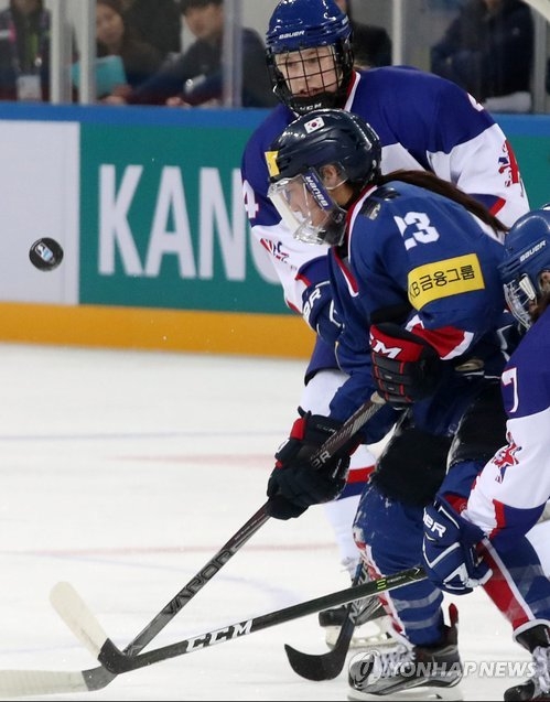 Marissa Brandt of South Korea watches the puck in mid-air against Britain at the International Ice Hockey Federation (IIHF) Women's World Championship Division II Group A at Kwandong Hockey Centre in Gangneung, Gangwon Province, on April 3, 2017. (Yonhap)