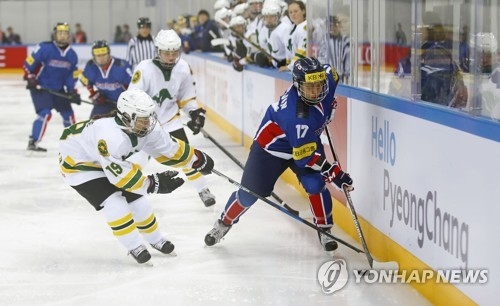 Han Soo-jin of South Korea (R) battles Katherine McOnie of Australia at the International Ice Hockey Federation Women's World Championship Division II Group A at Kwandong Hockey Centre in Gangneung, Gangwon Province, on April 5, 2017. (Yonhap)