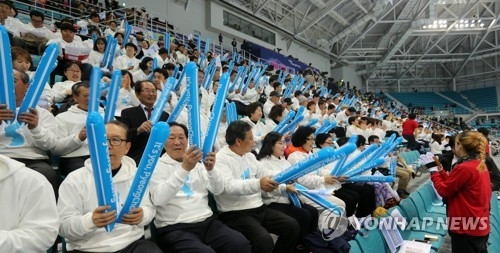 South Korean fans cheer on the South Korean and North Korean women's hockey teams at the International Ice Hockey Federation (IIHF) Women's World Championship Division II Group A at Gangneung Hockey Centre in Gangneung, Gangwon Province, on April 6, 2017. (Yonhap)
