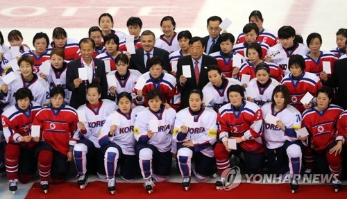 Players on the South Korean and North Korean women's hockey teams pose for a group photo after their game at the International Ice Hockey Federation (IIHF) Women's World Championship Division II Group A at Gangneung Hockey Centre in Gangneung, Gangwon Province, on April 7, 2017. (Yonhap)