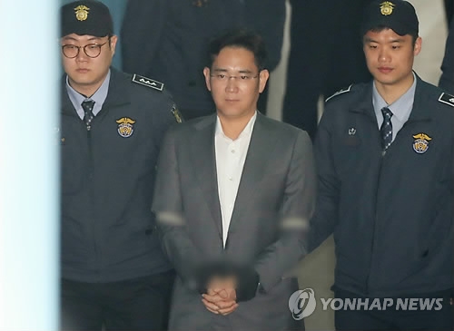 Lee Jae-yong, vice chairman of Samsung Electronics Co., arrives at the Seoul Central District Court on April 7, 2017, to stand trial on charges of bribery. (Yonhap) 