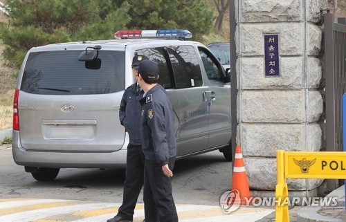 A vehicle carrying prosecutors enters the detention house in Uiwang, south of Seoul, on April 8, 2017, to question former President Park Geun-hye over corruption allegations that removed her from office. (Yonhap)