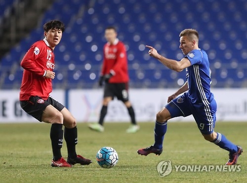 In this file photo taken on March 14, 2017, Ulsan Hyundai forward Mislav Orsic (R) dribbles past Muangthong United midfielder Lee Ho during their AFC Champions League Group E match at Munsu Football Stadium in Ulsan. (Yonhap)