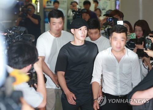 This file photo, dated July 8, 2016, shows singer-actor Kim Hyun-joong attending a hearing at the Seoul Central District Court over a legal battle against his ex-girlfriend. Identified only by her surname Choi, she filed a suit in April 2015, seeking 1.6 billion won (US$1.45 million) in compensation. (Yonhap)